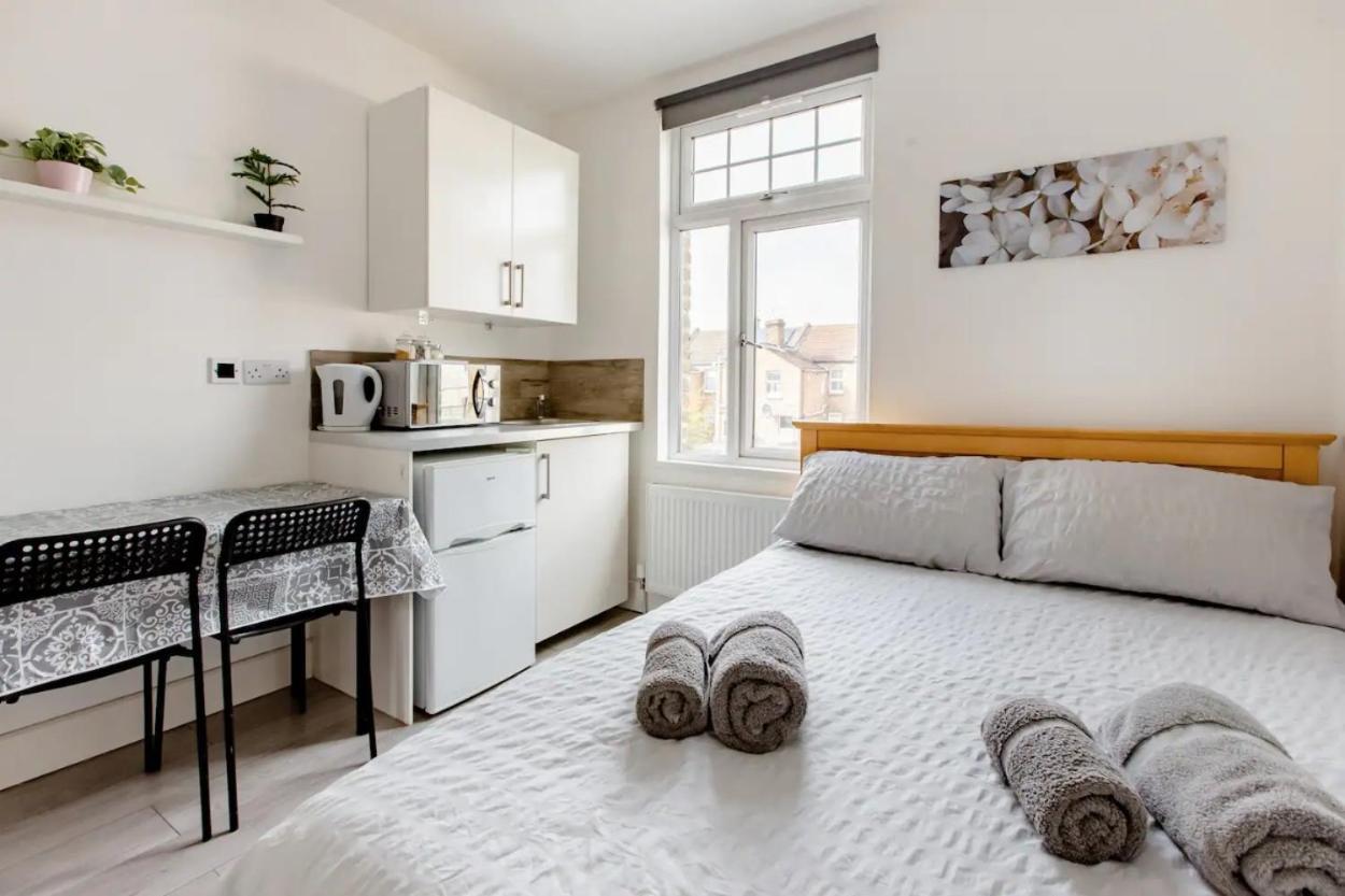 Double Room Edmonton Green, London N9 Buitenkant foto