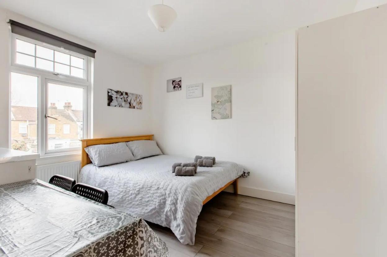 Double Room Edmonton Green, London N9 Buitenkant foto